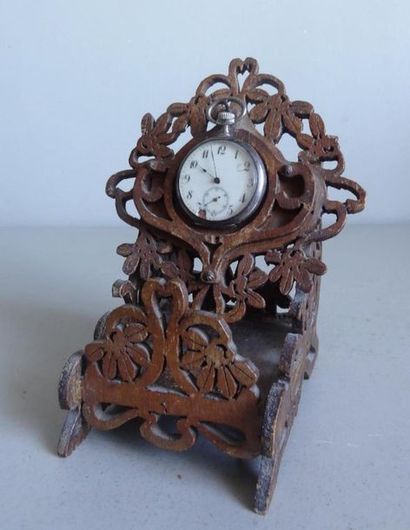null Porte-montre en bois découpé et ajouré de motifs floraux. Il supporte une montre...