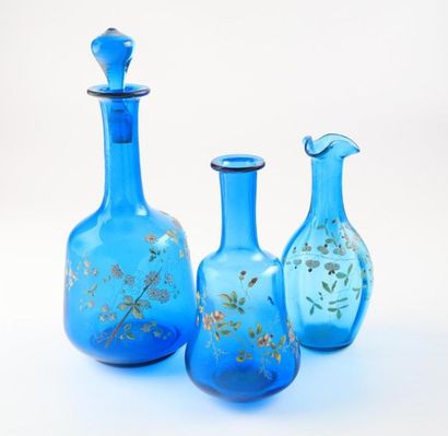 null Carafe couverte de forme bouteille en verre bleu à décor émaillé et doré de...