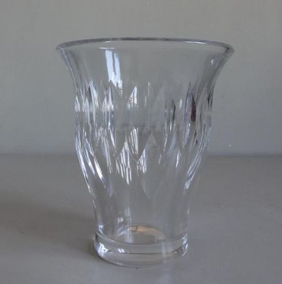 BACCARAT BACCARAT
Petit vase légèrement conique en cristal transparent taillé
Cachet...