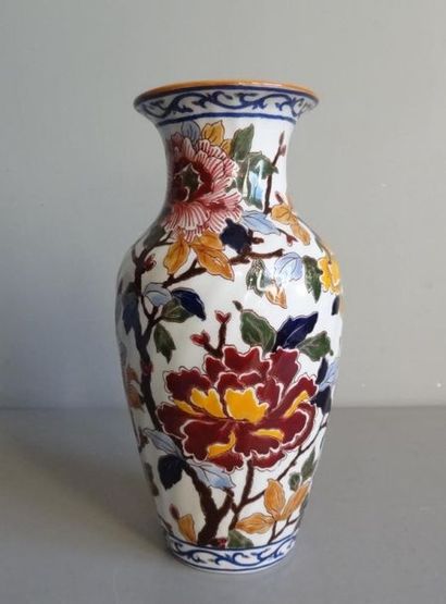 GIEN GIEN
Vase de forme balustre en faïence à décor polychrome de pivoines.
Marque...