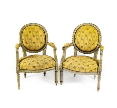 null Paire de fauteuils médaillon en bois laqué
Style Louis XVI
H.: 90 ; L.: 60 ;...