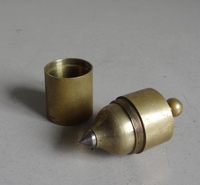 null Fil à plomb de géomètre en bronze
H. 7,5 cm
