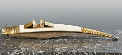 null Important couteau damasquiné de style persan, le fourreau est plaqué d'ivoire...