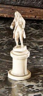 null Statuette en ivoire sculpté représentant, en pied, un homme de qualité. Piédestal...