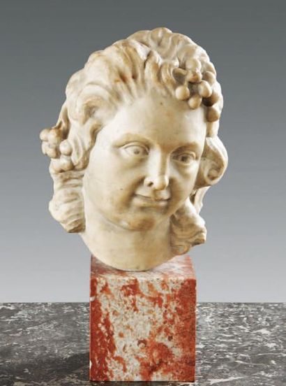 null Tête de jeune femme en marbre sculpté. Dos ébauché. Visage rond aux grands yeux...