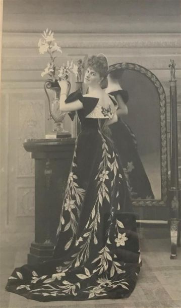 null NADAR 
Portrait d'Elisabeth de Caraman-Chimay, Comtesse Greffulhe en 1896
28,8...