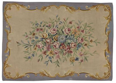 null TAPIS d'Aubusson XXème siècle, style Louis XV, 
à décor d'un grand bouquet de...