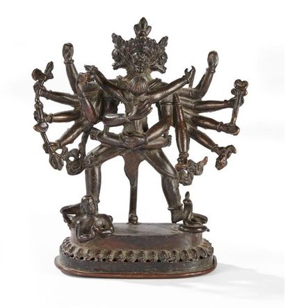 null TIBET - Début XXe siècle
Statuette en bronze à patine brune de Garuda à trois...
