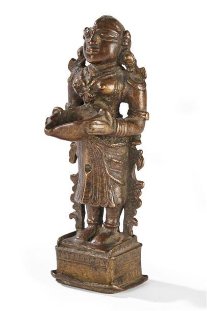 null INDE
Statuette en bronze à patine brune d'une divinité féminine debout tenant...
