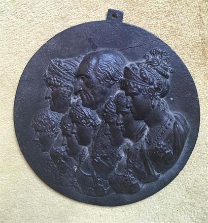 null BAS-RELIEF en bronze à patine brune représentant les profils d'une famille vêtue...