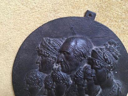 null BAS-RELIEF en bronze à patine brune représentant les profils d'une famille vêtue...