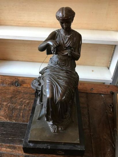 null ECOLE FRANCAISE du XIXe siècle 
Fileuse en bronze à patine brune sur un socle...