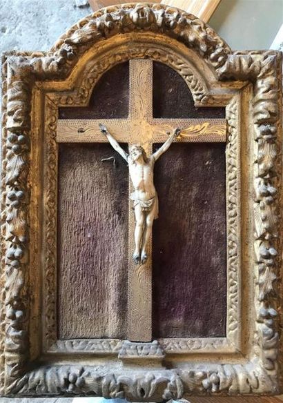 null CHRIST à croix 
En bois sculpté et stuc doré 
46,5 x 33,5 cm 
