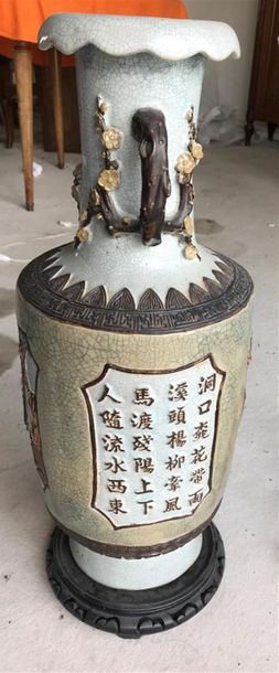 null VASE ROULEAU en porcelaine à deux anses au col à décor de personnages 
Chine,...