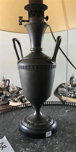 null VASE Médicis monté en lampe 
Style du XIXe siècle 
H. 46 cm 
Usures