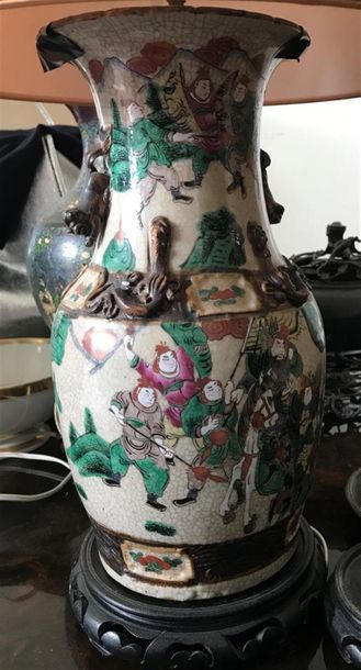 null VASE en porcelaine à décor polychrome de personnages, monté en lampe 
Chine,...
