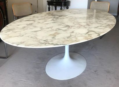 null Eero SAARINEN, Edition KNOLL
Table de salle à manger à plateau ovale en marbre...