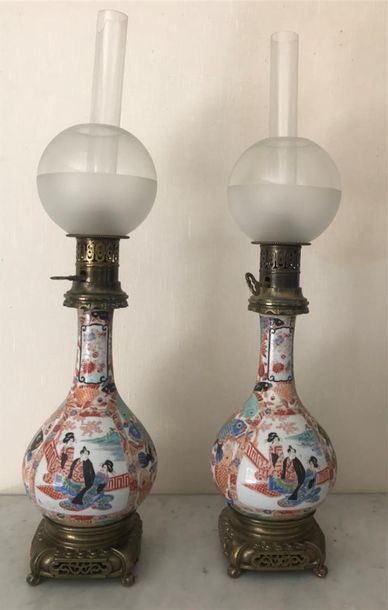 null PAIRE DE VASES en porcelaine à décor polychrome montés en lampe à pétrôle 
Japon,...