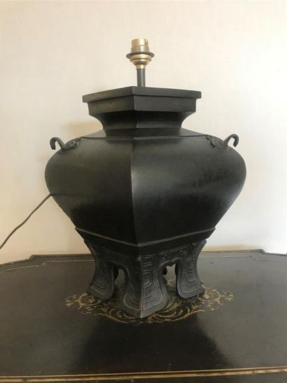 null LAMPE en bronze à patine brune noire 
Chine, XXe 
H. 30 cm 