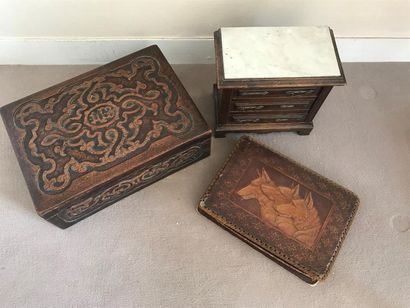 null ENSEMBLE comprenant DEUX COFFRETS ; l'un en bois (37,5 x 26 cm) et un en cuir...