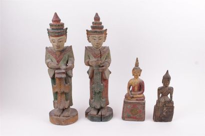 null ENSEMBLE composé de 4 bouddhas en bois sculpté polychrome 
Extrême Orient 
H....