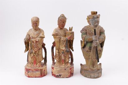 null ENSEMBLE composé de 3 sujets en bois sculpté polychrome 
Extrême-Orient 
H....