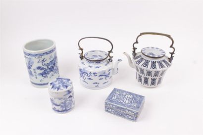 null ENSEMBLE composé de 5 théières, boites et vase en porcelaine à décor en bleu...