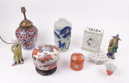 null ENSEMBLE comprenant 9 sujets, boites couvertes et vase en porcelaine 
Chine...