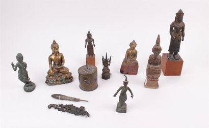 null ENSEMBLE composé d'environ 11 bouddhas, boites et éléments en bronze, métal...