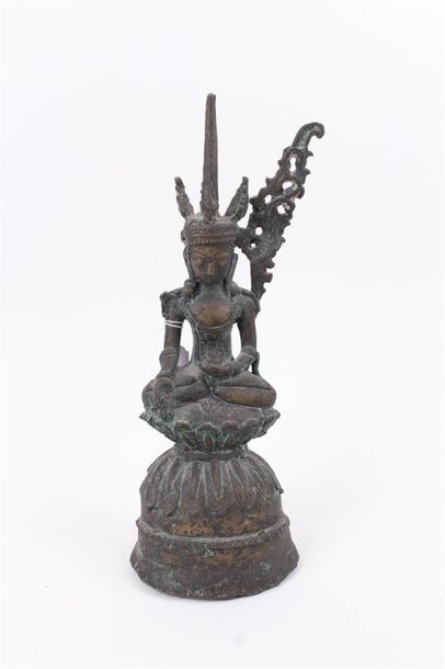 null BOUDDHA ailé assis sur un lotus en bronze 
Extrême-Orient, Birmanie ? 
H. 36...