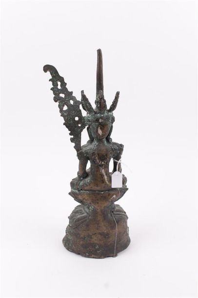 null BOUDDHA ailé assis sur un lotus en bronze 
Extrême-Orient, Birmanie ? 
H. 36...