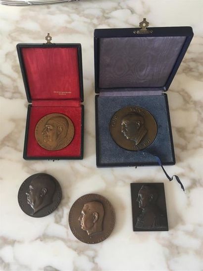 null ENSEMBLE de cinq médailles décoratives en bronze. 
