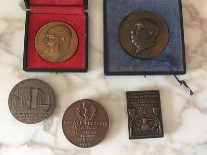null ENSEMBLE de cinq médailles décoratives en bronze. 