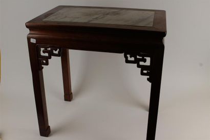 null CHINE, XXe siècle 
Petite table en acajou, dessus de marbre blanc gris veiné.
56...