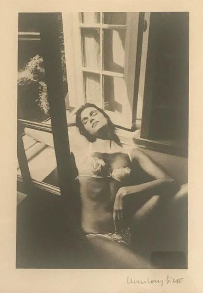 null Jean Loup SIEFF (1933-2000)
Jeune femme à la fenêtre
Photographie, signée en...