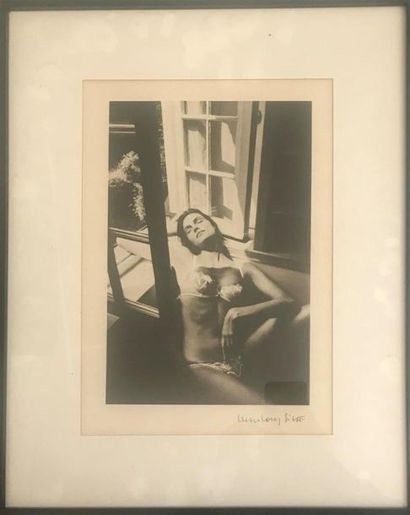 null Jean Loup SIEFF (1933-2000)
Jeune femme à la fenêtre
Photographie, signée en...