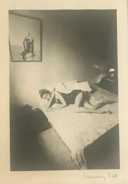 null Jean Loup SIEFF (1933-2000)
Femme allongée
Photographie, signée en bas à droite....