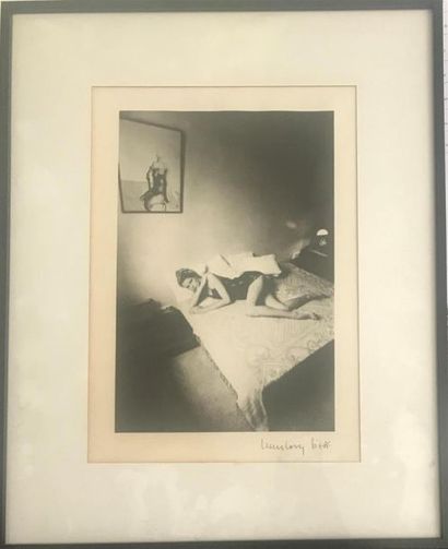 null Jean Loup SIEFF (1933-2000)
Femme allongée
Photographie, signée en bas à droite....