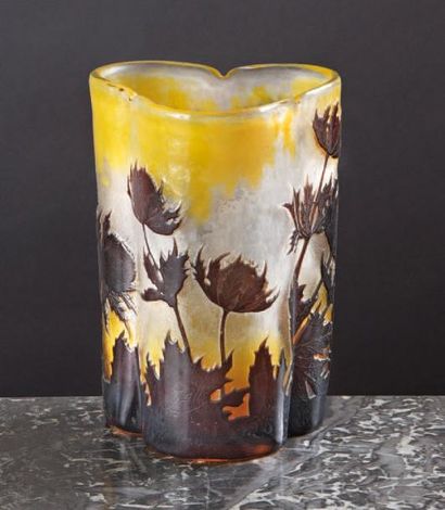 Emile GALLE (1846-1904) Vase trilobé modelé à chaud. Epreuve réalisée en verre doublé...