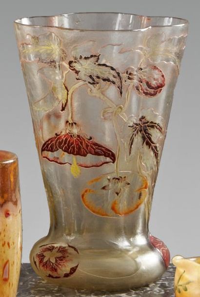 Emile GALLE (1846-1904) Vase cornet à corps conique polylobé et base renflée. Epreuve...
