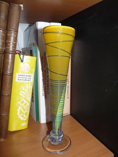 Guy UNTRAUER (1948) Vase cornet sur taon plat en verre jaune et vert à filets en...