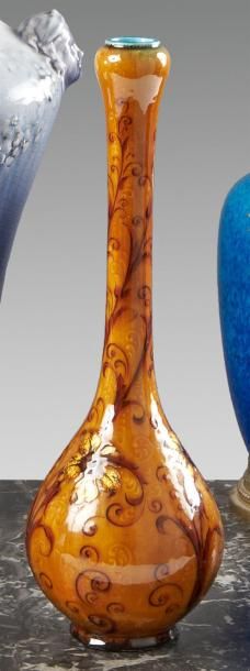 Théodore DECK (1823-1891) Grand vase soliflore en faïence fine à base bulbeuse et...