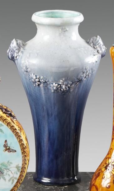 Théodore DECK (1823-1891) Vase balustre à col galbé et anses pleines latérales à...