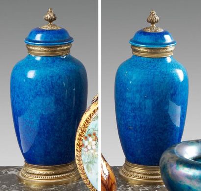 Paul MILET, SEVRES Paire de vases couverts en faïence fine émaillée turquoise. Haut:...