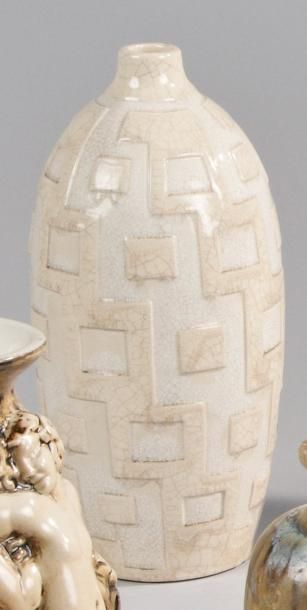 TRAVAIL MODERNE DE STYLE ART DECO Vase en céramique à corps obusal et col droit....
