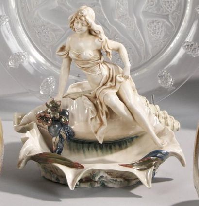 ROYAL DUX « Femme au coquillage ». Epreuve en porcelaine à émaux polychromes au naturel....