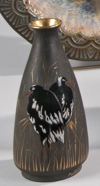 MONTIERES Vase en faïence à corps conique et col galbé, décor d'oiseaux dans des...