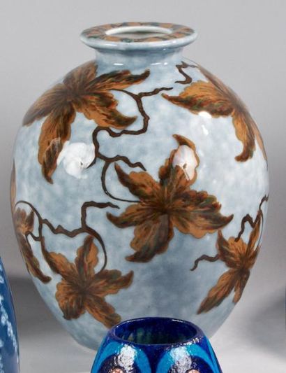 Camille THARAUD (1878-1956) Vase en porcelaine à corps ovoïde et col plat annelé,...