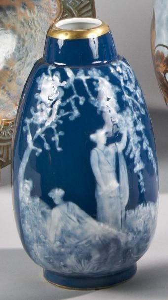 CHAUFRIASSE (Limoges) Vase en faïence à corps ovoïde et col droit. Décor de femmes...