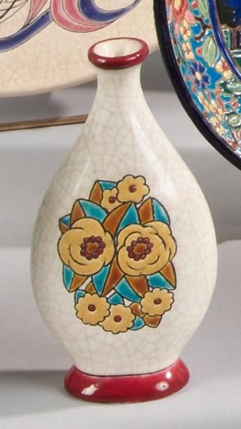 LONGWY Vase en faïence à corps plat sur talon et col ouvert. Décor de fleurs en médaillon,...
